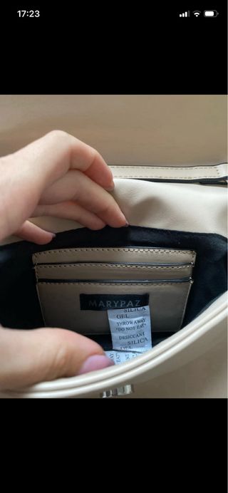 Conjunto: Camiseta, pantalón, zapatillas y bolso