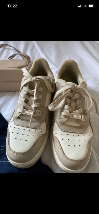 Conjunto: Camiseta, pantalón, zapatillas y bolso