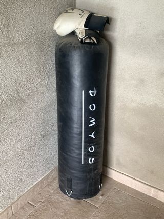 Saco de boxeo y guantes