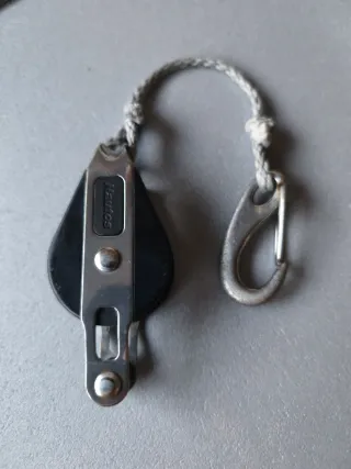 Polea 38mm con arraigo. Cabo y mosquetón.