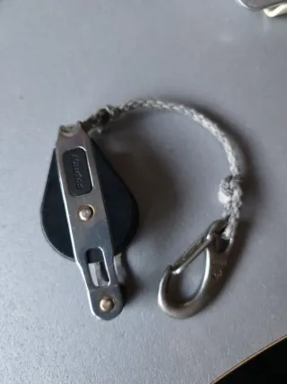 Polea 38mm con arraigo. Cabo y mosquetón.