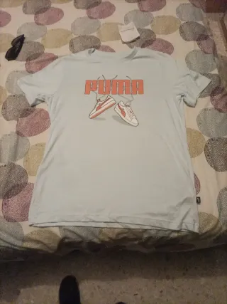 Camiseta Puma con zapatillas. Color celeste.