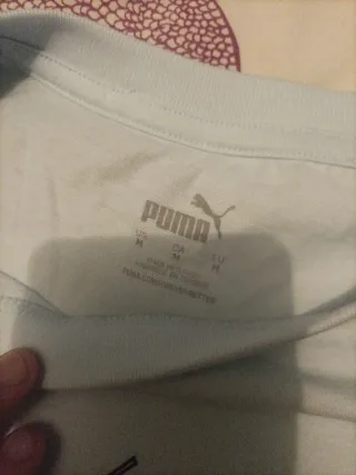 Camiseta Puma con zapatillas. Color celeste.