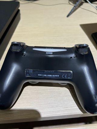 PS4 reseteada + mando, cables y 5 juegos