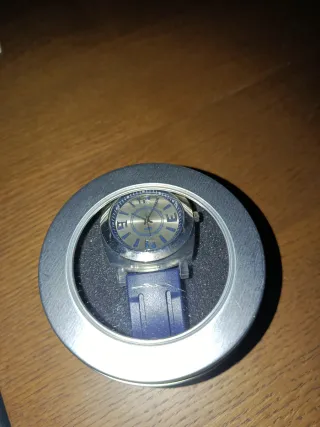 Reloj de hombre plateado y azul