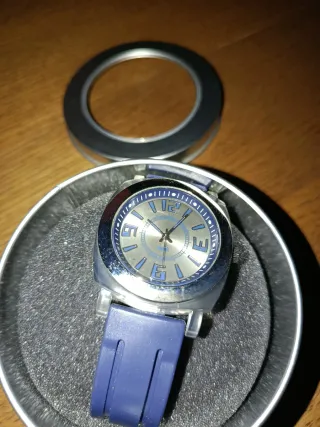 Reloj de hombre plateado y azul