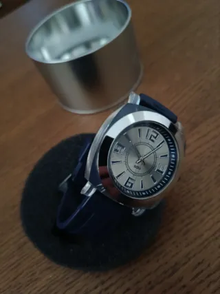 Reloj de hombre plateado y azul