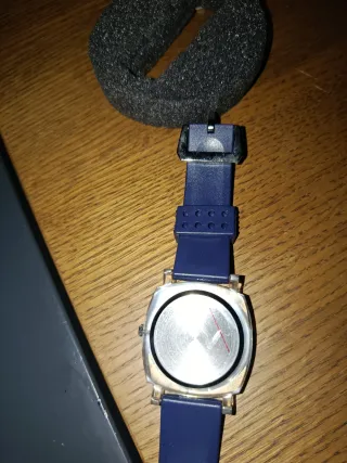 Reloj de hombre plateado y azul