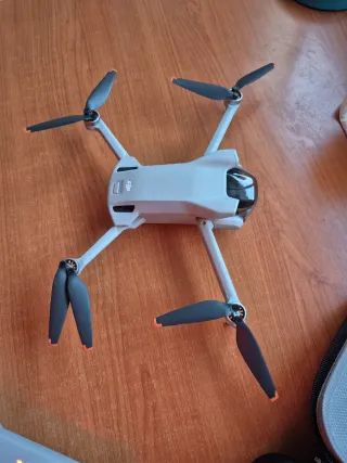 DJI Mini 3 Drone con Control Remoto