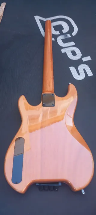 Bajo Headless Eléctrico