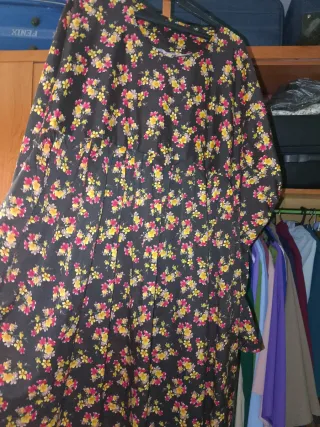 Abaya floral negra y multicolor