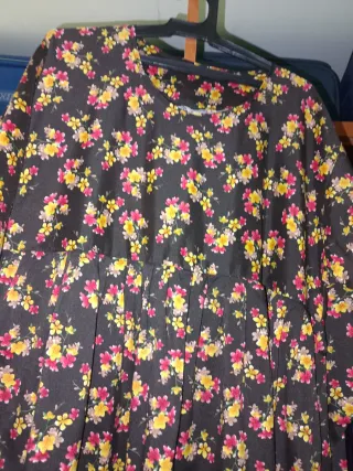 Abaya floral negra y multicolor