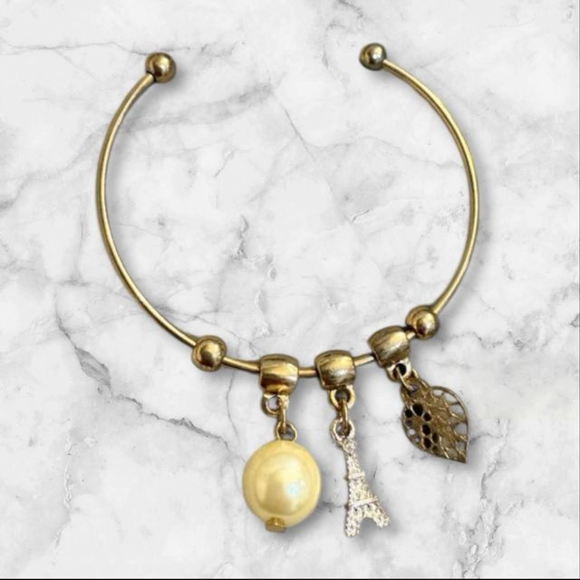 Pulsera dorada con charms