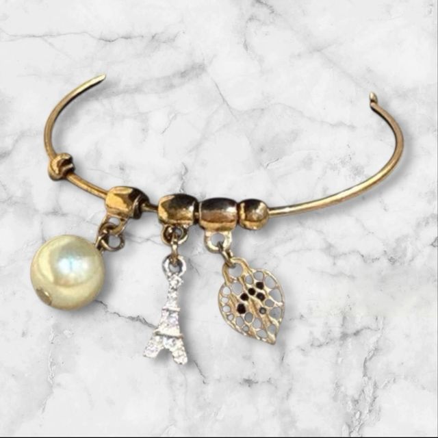 Pulsera dorada con charms