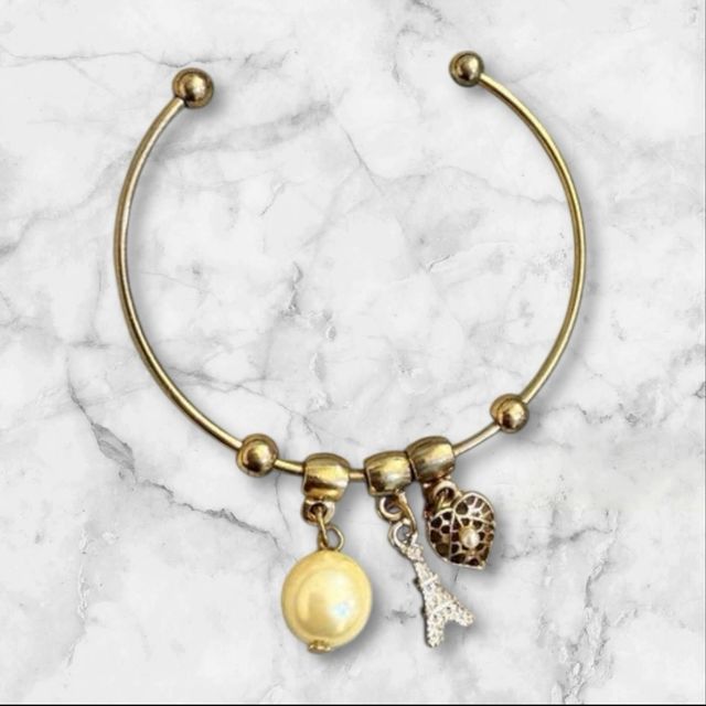 Pulsera dorada con charms