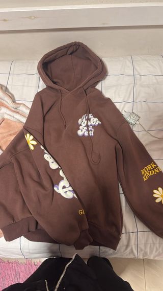 Sudadera Marrón con Estampado Floral