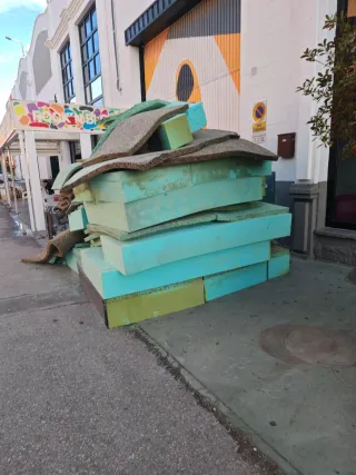 Colchonetas y aglomerado rocódromo gratis