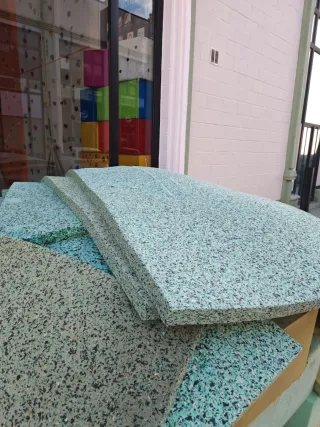 Colchonetas y aglomerado rocódromo gratis