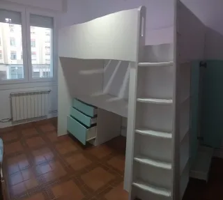 Litera con escritorio y armarios