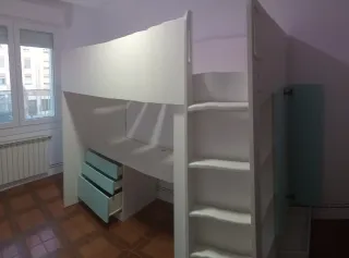 Litera con escritorio y armarios
