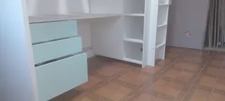 Litera con escritorio y armarios