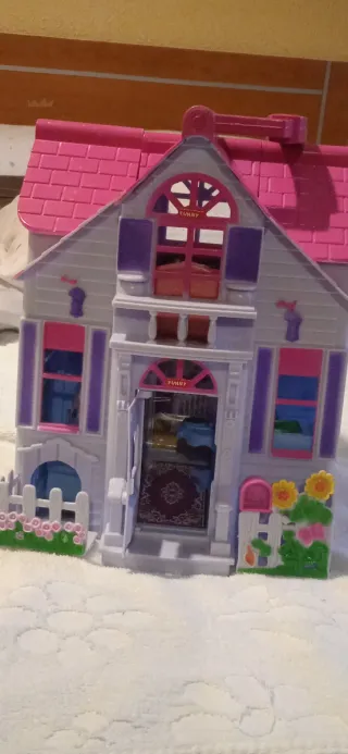 Casita de juguete rosa y morada