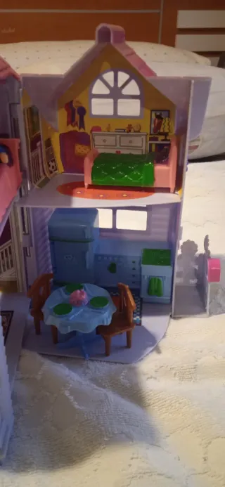 Casita de juguete rosa y morada