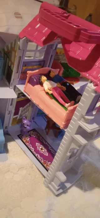 Casita de juguete rosa y morada