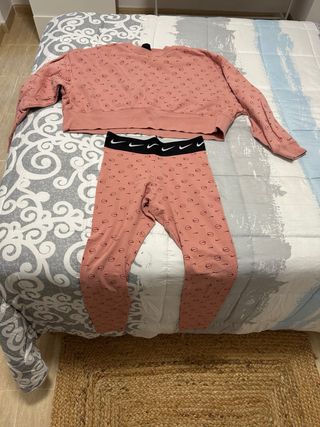 Conjunto deportivo Nike Talla M Rosa