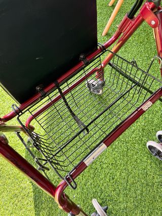 Andador adulto con asiento y cesta