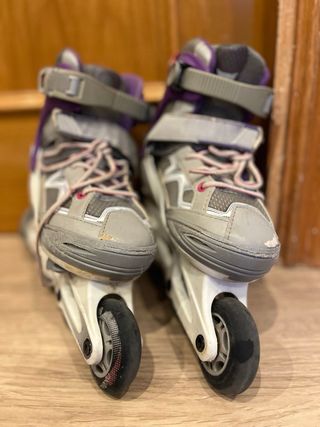 Patines en línea morados y grises