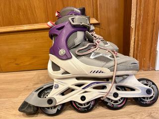 Patines en línea morados y grises