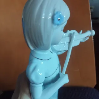 Figura porcelana chica violinista.