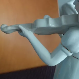 Figura porcelana chica violinista.