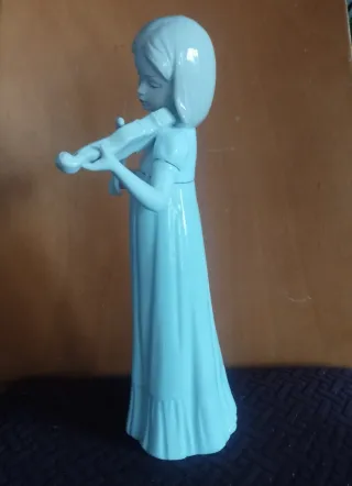 Figura porcelana chica violinista.