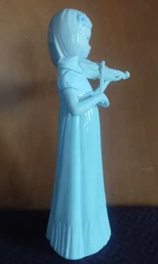 Figura porcelana chica violinista.