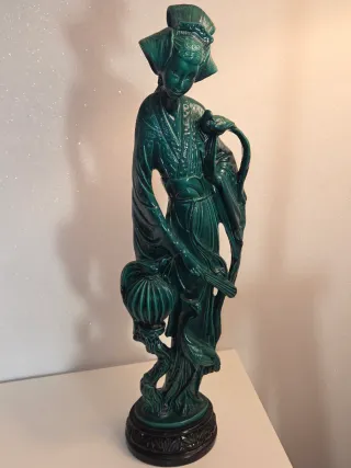 Estatua de mujer en malaquita