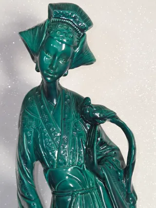 Estatua de mujer en malaquita