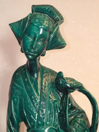 Estatua de mujer en malaquita