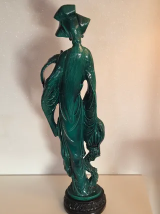 Estatua de mujer en malaquita
