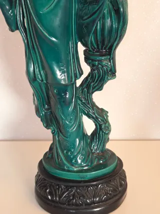 Estatua de mujer en malaquita