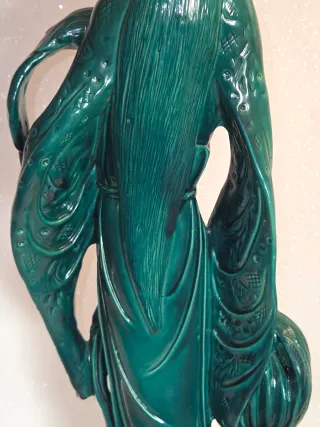 Estatua de mujer en malaquita