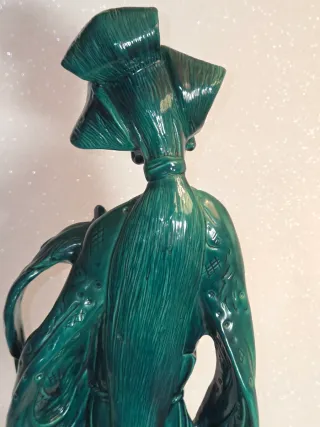 Estatua de mujer en malaquita