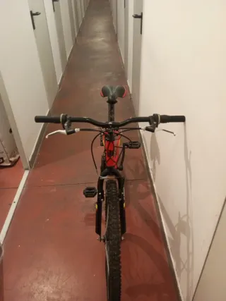 Bicicleta de montaña roja
