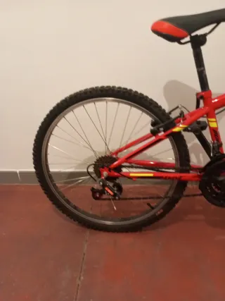 Bicicleta de montaña roja