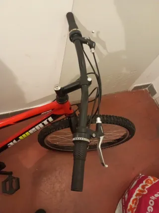 Bicicleta de montaña roja