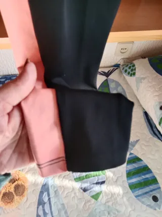 Leggings deportivos negros, grises y rosas