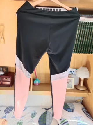 Leggings deportivos negros, grises y rosas