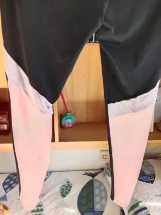 Leggings deportivos negros, grises y rosas