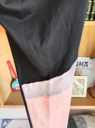 Leggings deportivos negros, grises y rosas